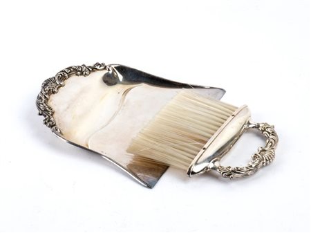  
Paletta e spazzola italiane in argento fine XIX - inizio XX secolo 
 Peso totale: 205 gr.