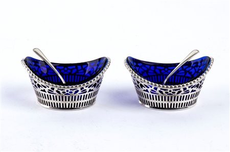  
Coppia di saliere italiane in argento XX secolo 
 Altezza x larghezza x profondità: 4 x 8,5 x 6 cm. Peso totale: 240 gr. Peso argento: 94 gr.