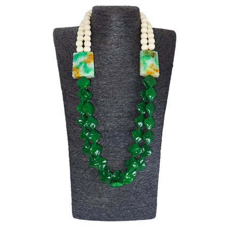 Collana con due fili composti da sfere in osso lisce con due divisori in giada bruciata e due fili nella parte inferiore in agata verde sagomata
