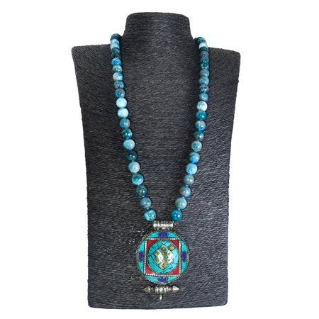 Collana composta da 1 filo di apatite con sfere lisce con ciondolo centrale orientale