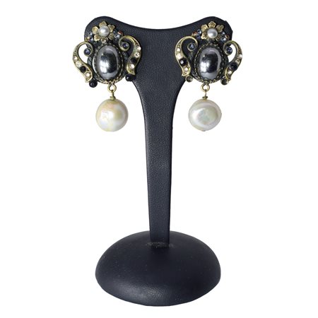 Orecchini alcozer con perla pendente, pietra centrale e piccola decorazione floreale