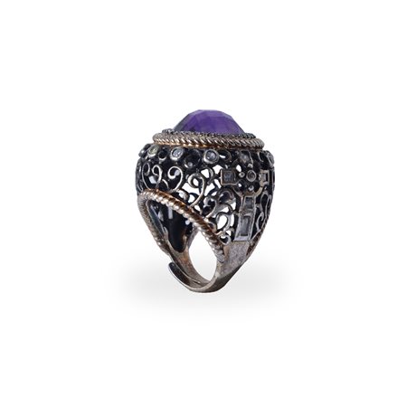 Anello in argento 925 con pietra viola centrale e decorazione laterale a ghirigori