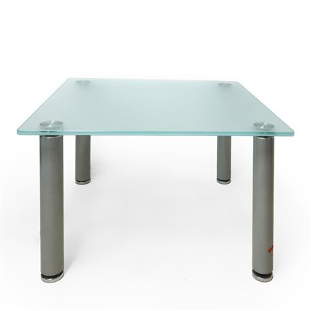 Tavolo basso prod. italiana con piano vetro satinato e con piedi in acciaio grigio
