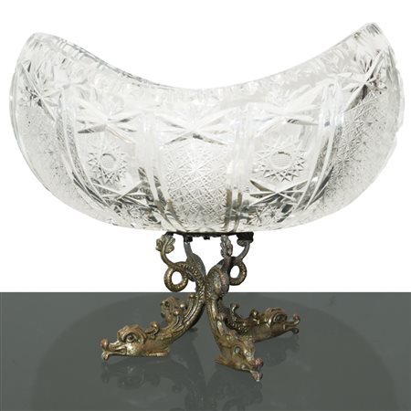 Alzata in cristallo bulinato con base in ottone a guisa di tritoni