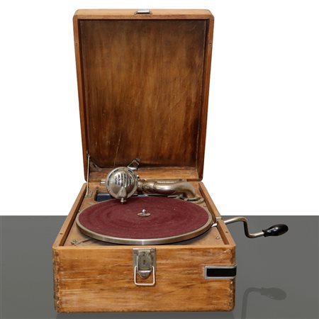 Grammofono in scatola di legno.
