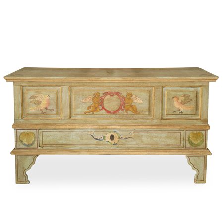 Cassapanca laccata e dipinta, coperchio con gangheri, fronte con tre riquadri dipinti, cassetto alla base, piedi a menso