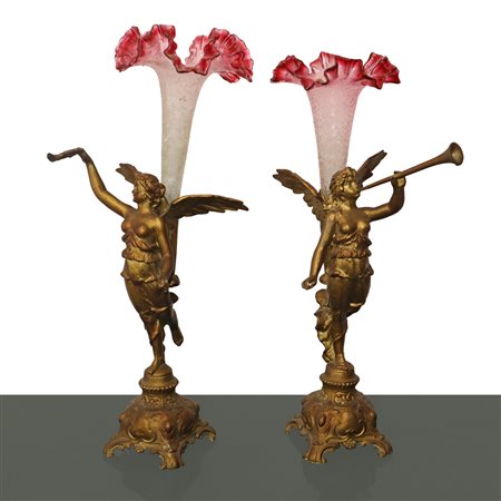 Coppia di candelieri in metallo dorato e fiori in vetro colorato