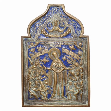 Icona da viaggio russa a cuspide, a rilievo. Fondo in smalto