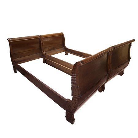 Coppia di letti Carlo X in legno di noce con spalliere e pediere intagliate e scolpite ai lati , France, first half of °