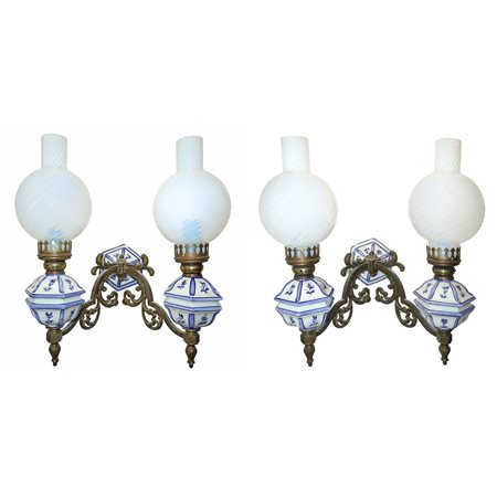 Coppia di applique a due luci in maiolica bianca e blu, Early 20°  secolo