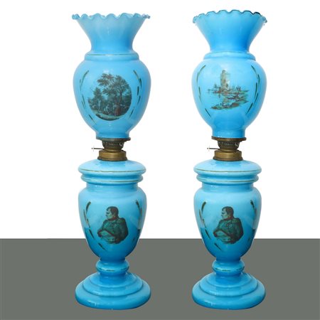 Coppia di lumi in opaline azzurra con figure di Napoleone