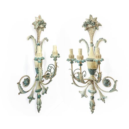 Coppia di appliques in legno colorato celeste e bianco