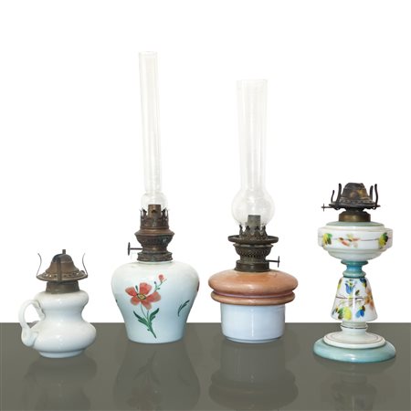 Set di 4 lampade ad olio con base in porcellana dipinta policroma
