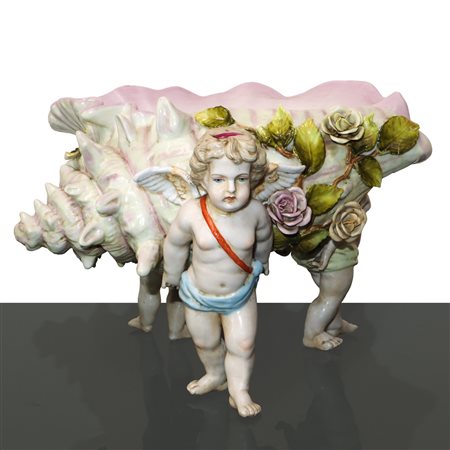 Porcelain Meissen - Centrotavola a conchiglia retto da tre putti alati in porcellana policroma, 20°  secolo