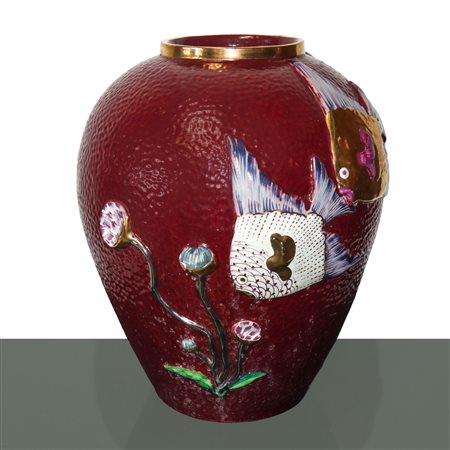 Vaso in ceramica bordeaux con pesci e alghe in rilievo