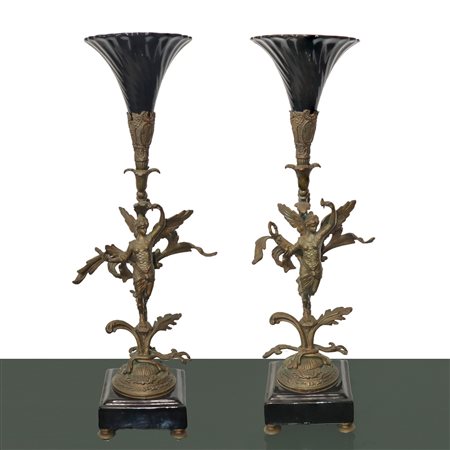 Coppia di sculture in metallo con calice in vetro