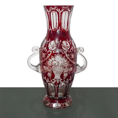 Vaso intagliato e colorato rosso in vetro di Boemia con manici