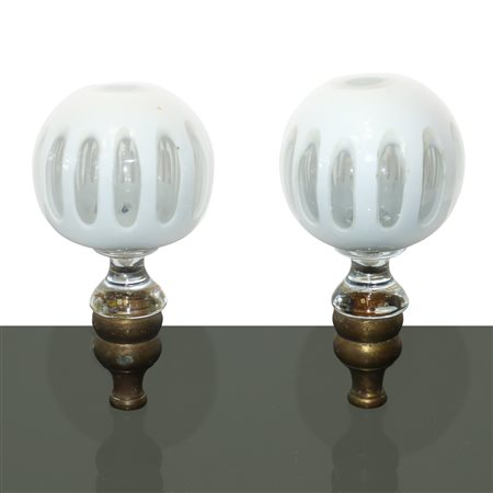 Coppia di pomoli in vetro bianco e ottone