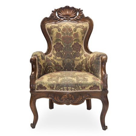 Poltrona Luigi Filippo imbottita con spalliera in legno intagliato, piedi a cabriole