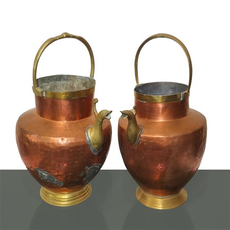 Coppia di brocche in rame e ottone