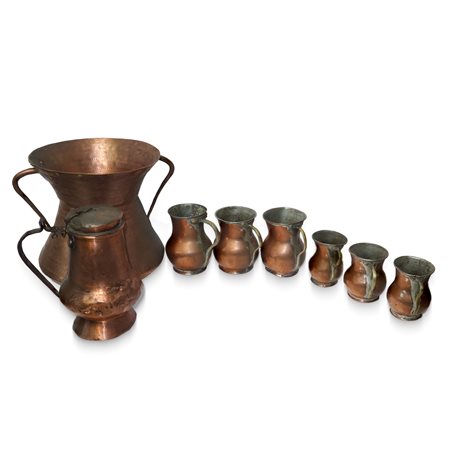 Gruppo di 8 brocche in rame di varie dimensioni