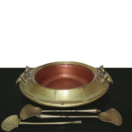 Braciere in ottone dorato con due prese laterali dotato di 3 utensili