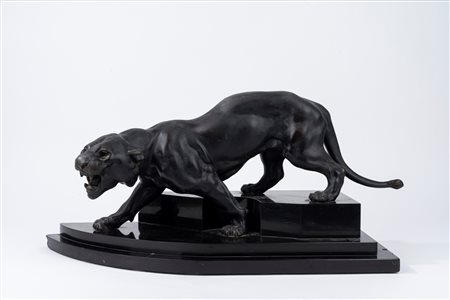Grande scultura in bronzo su base in marmo nero, raffigurante pantera, anni '20-'30 del '900
