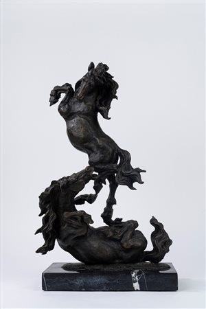 Scultura in bronzo a patina scura, raffigurante due cavalli che lottano, secolo XX