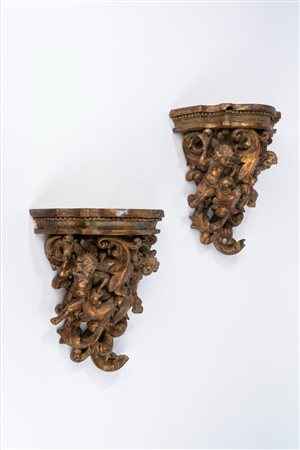 Coppia di mensole in legno laccato e dorato, secolo XIX