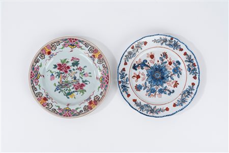 Lotto di due piatti, di cui uno cinese Famiglia Rosa, l'altro decorato con colori Imari
