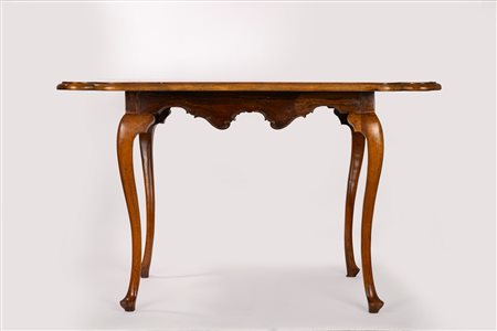 Tavolo con piano lastronato, filettato e intarsiato