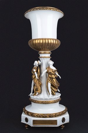 Grande vaso in porcellana bianca e oro, con menadi danzanti, prima metà secolo XX