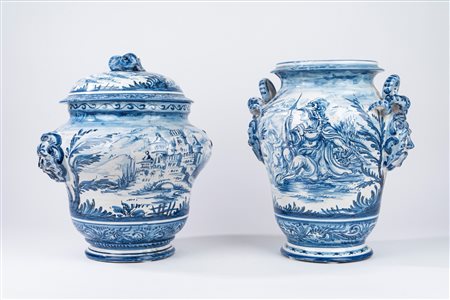 Due grandi vasi istoriati in maiolica bianca e blu, di cui uno con coperchio