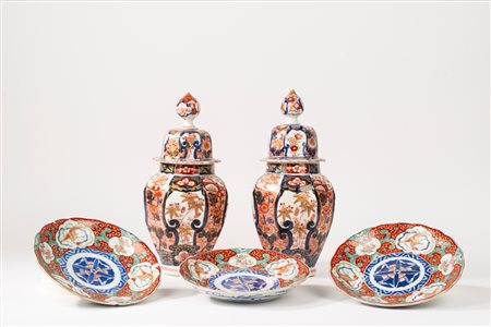 Lotto composto da tre piatti e due potiche in porcellana Imari, Giappone 