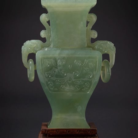 Vaso in giada di forma arcaica. Cina, secolo XX
