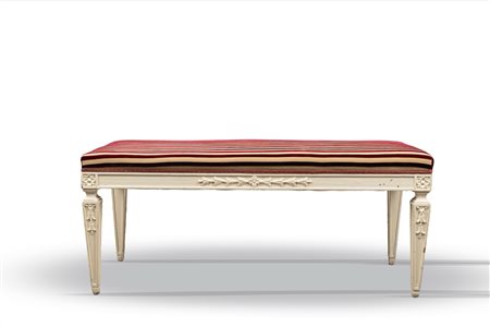 Panca in legno intagliato e laccato bianco, in stile Luigi XVI