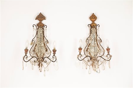 Due appliques in legno intagliato e dorato con pendenti in vetro