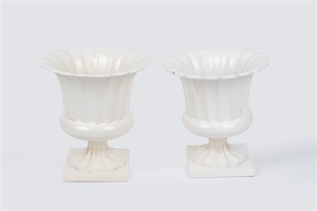 Coppia di vasi in maiolica bianca