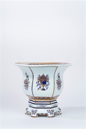 Vaso esagonale in porcellana, con base, inizi secolo XX