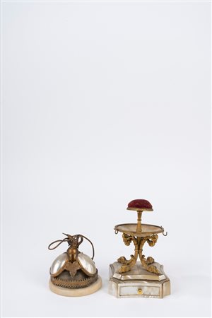 Lotto composto da un portagioie e un campanello in ottone e madreperla, secolo XIX