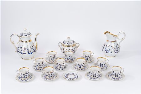 Servizio in porcellana bianca con decori blu e oro, inizi secolo XX