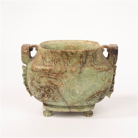 Vaso biansato in stile arcaico in pietra dura verde, Cina secolo XX