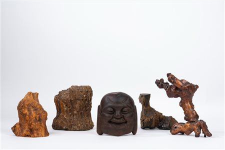 Lotto composto da una testa di Budda, una mensolina in radica, una scultura "scholar's rock" e due pietre fossili a guisa di montagna rocciosa, China, 20th century
