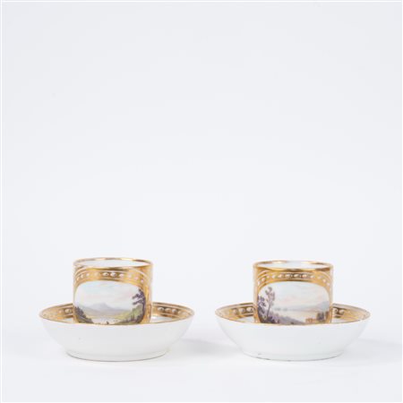 Coppia di tazzine in porcellana policroma con piattino, decorate con paesaggi, Francia secolo XIX