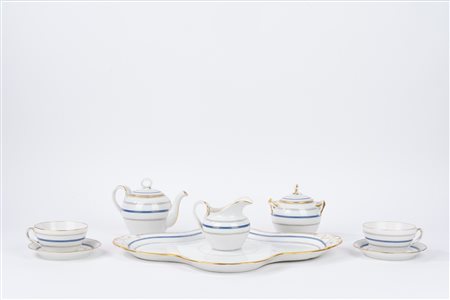Servizio tête-à-tête in porcellana bianca con decoro a righe blu e oro, inizi secolo XX