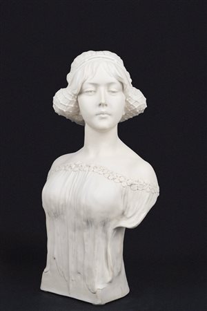 Scuola francese, inizi secolo XX - Scultura in biscuit raffigurante giovane donna in abiti rinascimentali