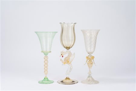 Lotto composto da tre bicchieri in vetro di Murano, uno firmato Seguso