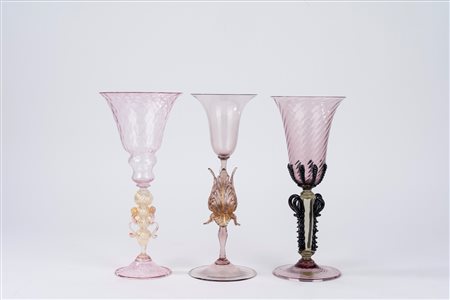 Lotto composto da tre bicchieri in vetro di Murano, uno firmato Seguso