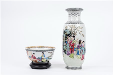 Lotto composto da un vaso e una ciotola in porcellana policroma, Cina secolo XX
