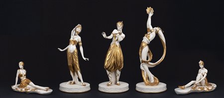 Lotto composto da cinque sculture in porcellana di Capodimonte bianca e oro, raffiguranti ballerine in abiti orientali